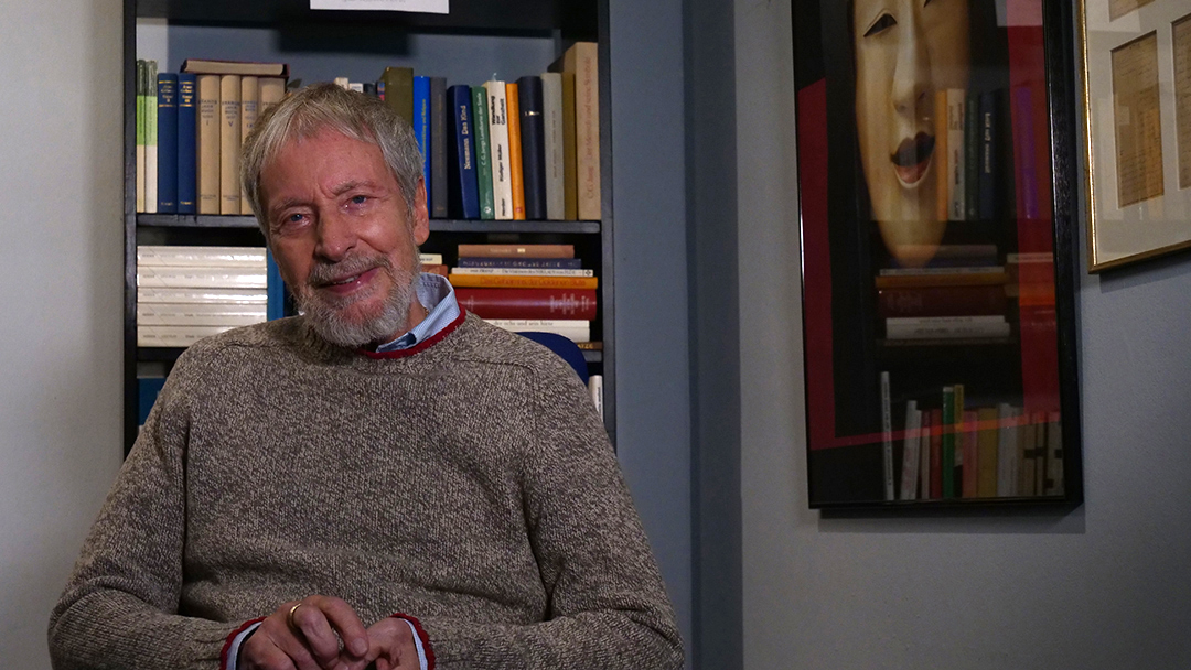 Portäts Wolfgang Keuter Wolfgang Keuter im Gespräch. Er sitzt in seinem Studienraum vor einem Bücherregal und spricht mit einem Gegenüber
