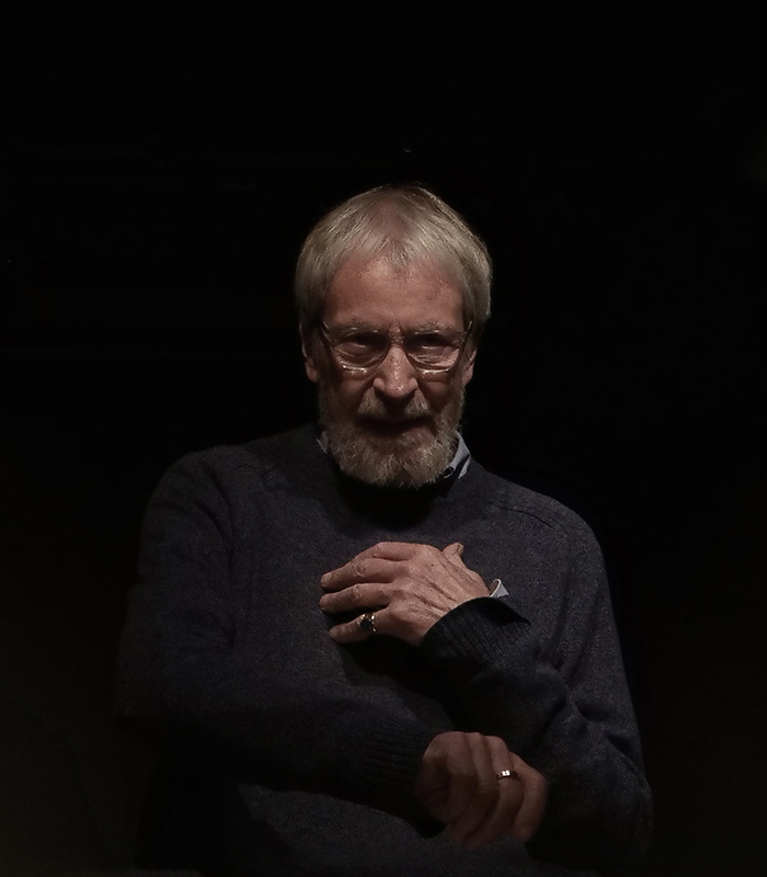 Einzelcoaching sprechtraining Wolfgang Keuter steht auf der Bühne. Hinter ihm leuchten zwei Schweinwerfer. Er ist konzetriert bei einem Training.