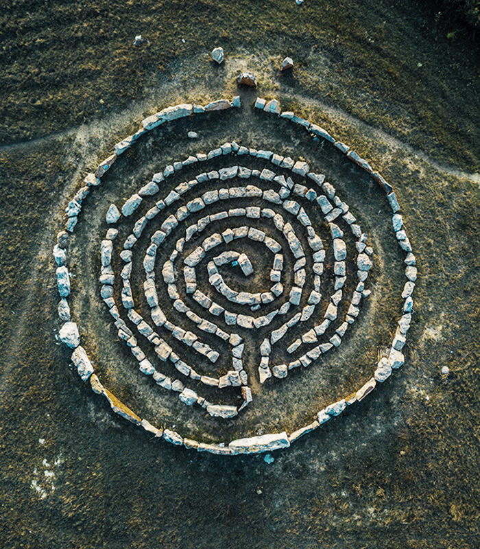 Spirale Eine Spirale aus gesetzten Steinbroken. aus der Luft fotografiert.