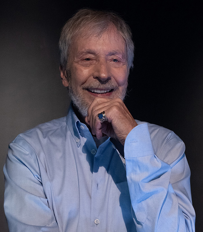 Porträtserie Wolfgang Keuter Wolfgang Keuter im hellblauen Hemd. Er sieht interssiert mit Mimik einem Teilnehmer beim Üben zu. Er ist als Porträt abgebildet.