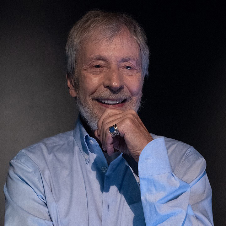 Einzelstunde bei Wolfgang Keuter Wolfgang Keuter, lächelnd im hellblauen Hemd.
