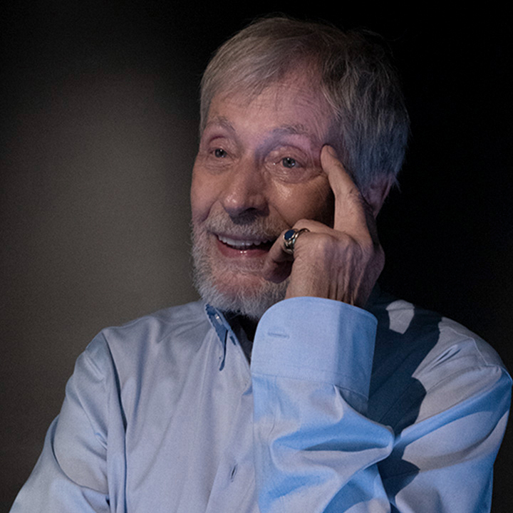 Wolfgang Keuter – Slow Acting Wolfgang Keuter, lächelnd im hellblauen Hemd vor dunklem Hintergrund