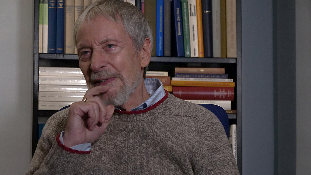 Wolfgang Keuter – Porträt Porträt von Wolfgang Keuter vor einem Bücherregal